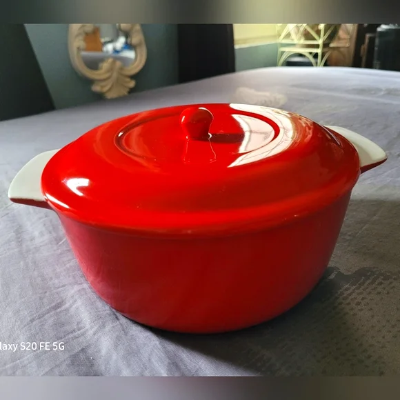 NWOT⭐️Red Covered Cassarole Dish⭐️ - Picture 1 of 4